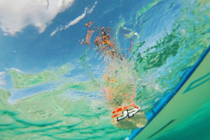 chica haciendo paddle surf en aguas cristalinas de Menorca