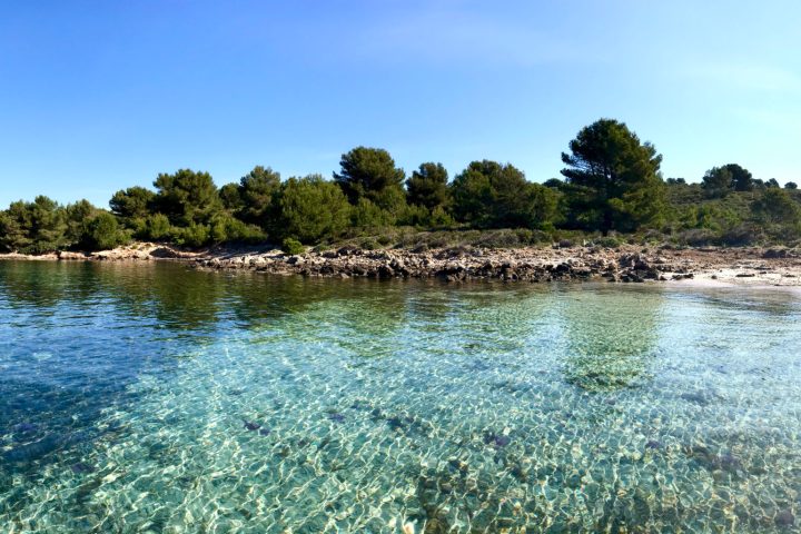 playa en la bahía de Fornells, Menorca