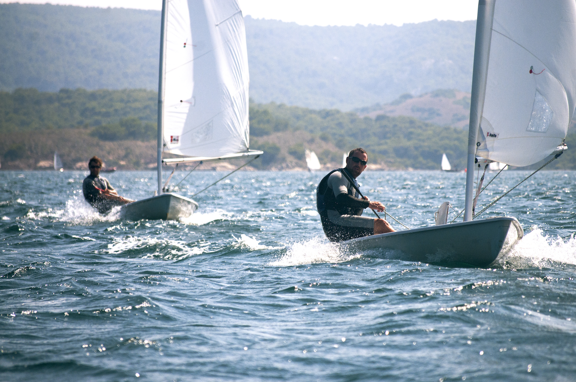 dos lasers navegando en Fornellswater