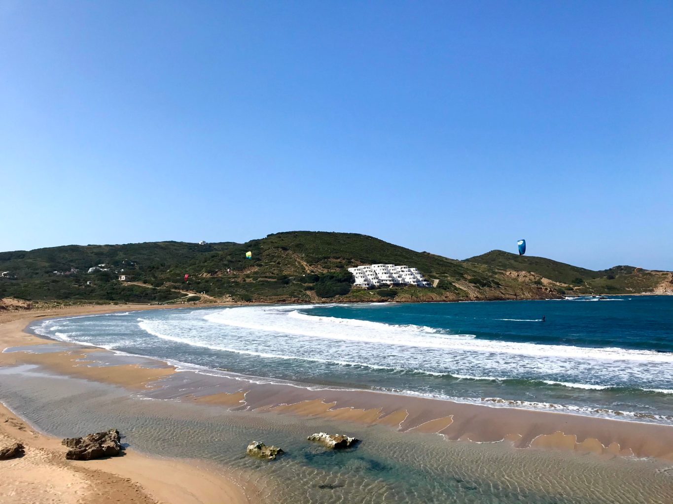 kitesurfers navegando en Cala Tirant Menorca