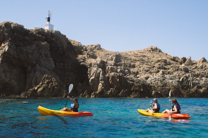 gente haciendo kayak en Fornells, Menorca