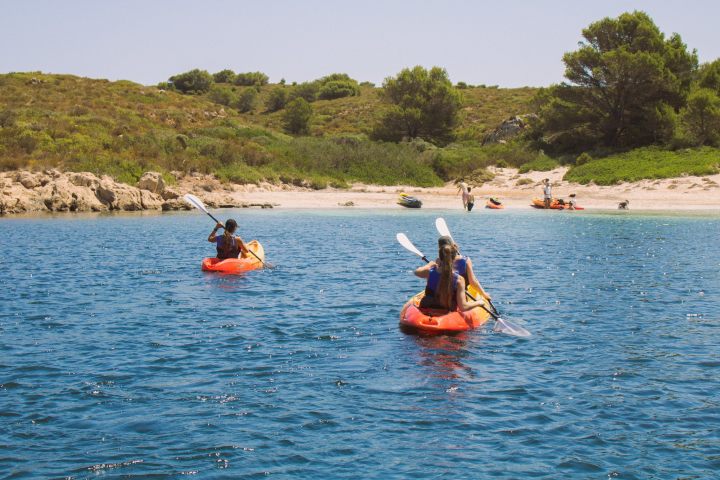 jóvenes haciendo kayak en Menorca